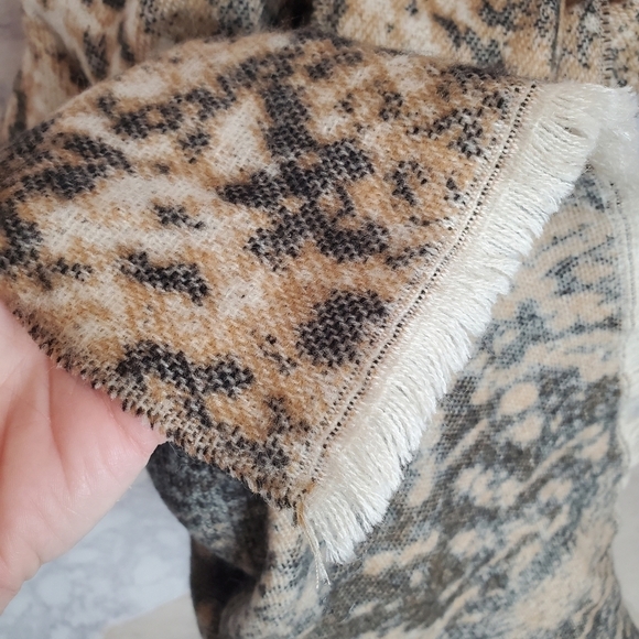 Worthington‎ Blanket Scarf Snakeprint Acrylic Raw Edge Tan Black New with tags - Picture 4 of 7